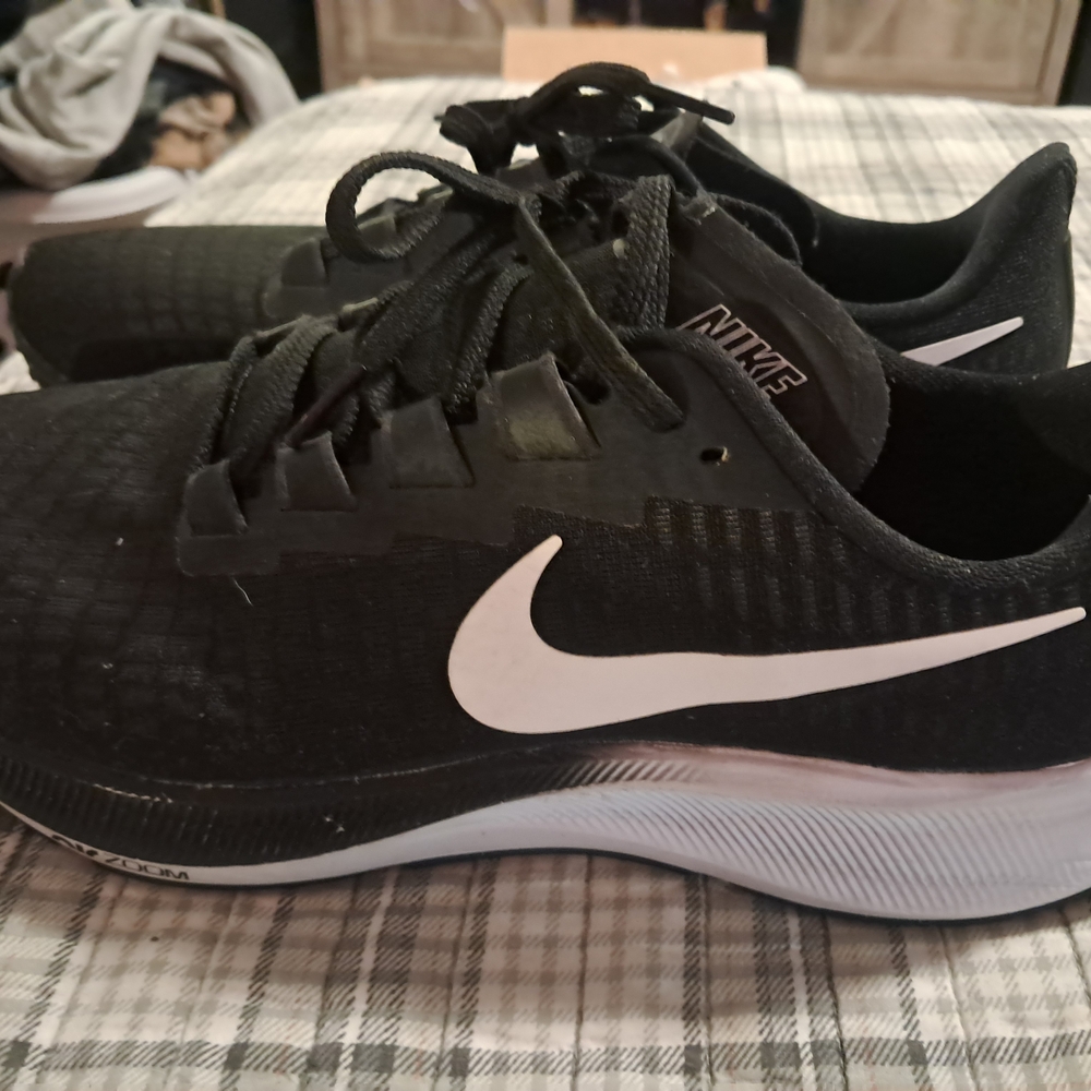 Nike Women’s Black and White Air Zoom